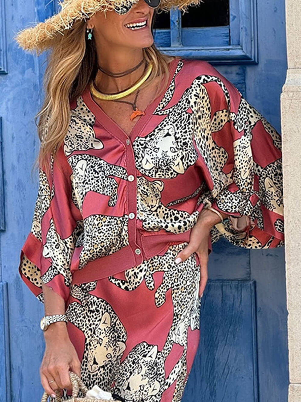 بلوزة عصرية وفريدة من نوعها من الساتان بطبعة النمر وأزرار كبيرة الحجم